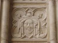 Lyon, Cathedrale St-Jean apres renovation, Portail, Plaque gravee, Tete de femme